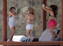 thumb_Avril_Lavigne_bikini_in_Cabo_001.jpg