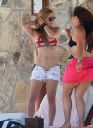 thumb_Avril_Lavigne_bikini_in_Cabo_007.jpg