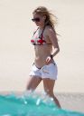 thumb_Avril_Lavigne_bikini_in_Cabo_014.jpg