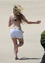 thumb_Avril_Lavigne_bikini_in_Cabo_015.jpg