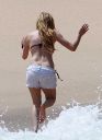 thumb_Avril_Lavigne_bikini_in_Cabo_019.jpg