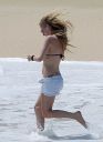 thumb_Avril_Lavigne_bikini_in_Cabo_021.jpg