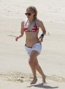 thumb_Avril_Lavigne_bikini_in_Cabo_023.jpg