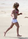 thumb_Avril_Lavigne_bikini_in_Cabo_024.jpg