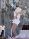 thumb_Avril_Lavigne_bikini_in_Cabo_027.jpg