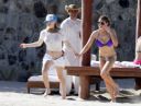 thumb_Avril_Lavigne_bikini_in_Cabo_043.jpg