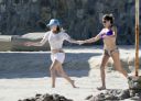 thumb_Avril_Lavigne_bikini_in_Cabo_046.jpg