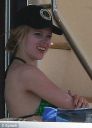 thumb_Avril_Lavigne_bikini_in_Cabo_056.jpg