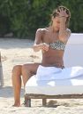 thumb_Jessica_Alba_-_wearing_a_bikinis_at_a_beach_in_Mexico_105.jpg