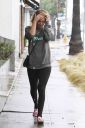 thumb_Kaley_Cuoco_leaving_the_Gym_getting_caught_in_the_rain_in_Los_Angeles_020.jpg