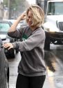 thumb_Kaley_Cuoco_leaving_the_Gym_getting_caught_in_the_rain_in_Los_Angeles_025.jpg