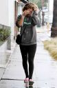 thumb_Kaley_Cuoco_leaving_the_Gym_getting_caught_in_the_rain_in_Los_Angeles_034.jpg