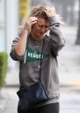 thumb_Kaley_Cuoco_leaving_the_Gym_getting_caught_in_the_rain_in_Los_Angeles_046.jpg