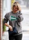 thumb_Kaley_Cuoco_leaving_the_Gym_getting_caught_in_the_rain_in_Los_Angeles_048.jpg